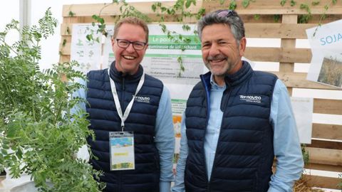 Xavier Harlé, DG de Ternoveo (à dr.), et Olivier Sené, responsable agronomique : « Le pois chiche est bien adapté aux terroirs des Hauts-de-France et peu gourmand en intrants. » © B. CAILLIEZ